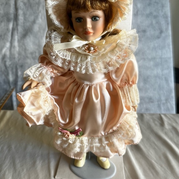 SEYMOURMANN CONNOISSEUR COLLECTION DOLL WITH STAND - Picture 7 of 15